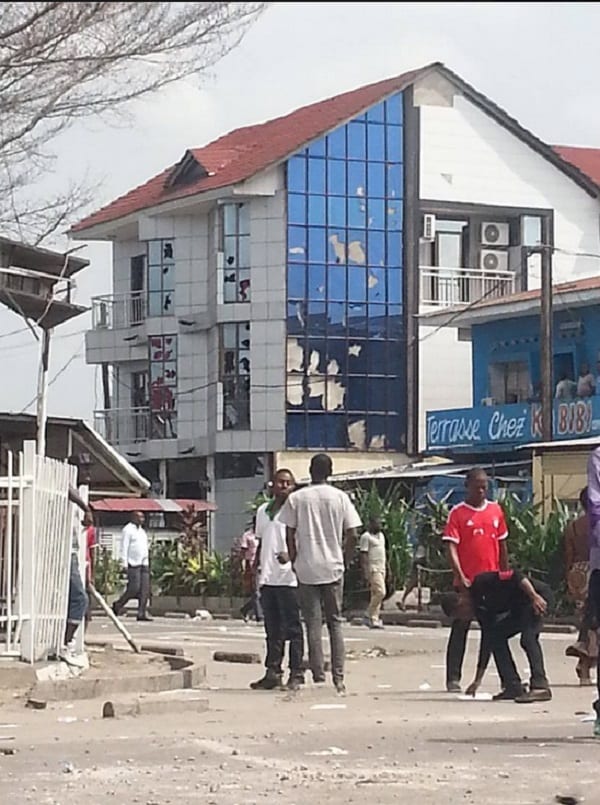 Koffi Olomidé: Sa maison saccagée par les manifestants contre la révision électorale (photos)