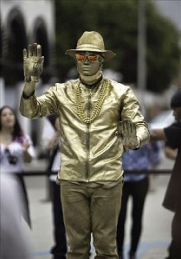 Usher se déguise et danse dans les rues de Californie: photos