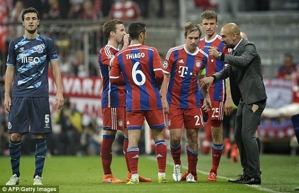 Le coach du Bayern Munich, Pep Guardiola fend son pantalon en célébrant sa victoire: PHOTOS