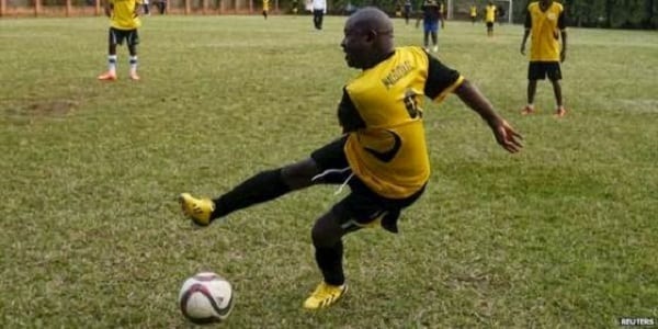 Burundi: Le président du Burundi joue au football pendant que son peuple souffre (photos)