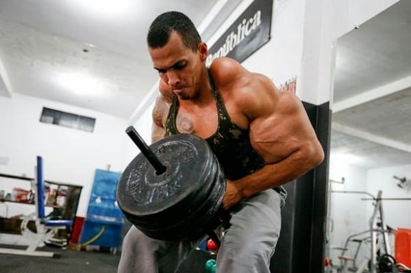 Cet homme s'injecte de l'huile dans les bras pour avoir de plus gros muscles: photos