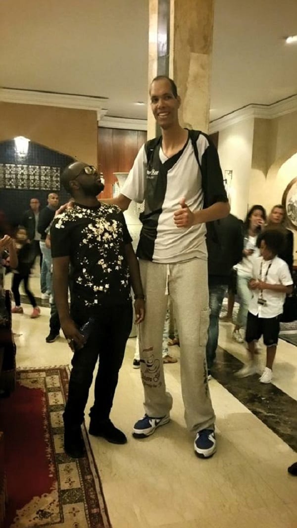 Samuel Eto'o rencontre l'homme le plus grand à Marrakech: photo