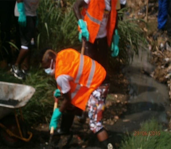 Asamoah Gyan et Emmanuel Adebayor nettoient les caniveaux au Ghana: photo+ Vidéo