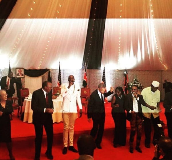 Barack Obama danse sur la musique Kenya: PHOTOS + VIDEO