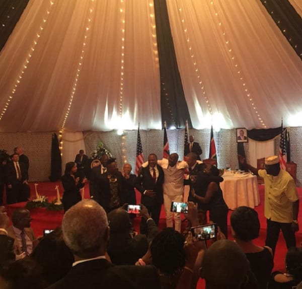 Barack Obama danse sur la musique Kenya: PHOTOS + VIDEO