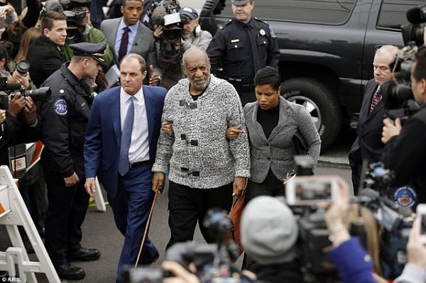 Bill Cosby inculpé pour agression s3xuelle, libéré sous caution: PHOTOS