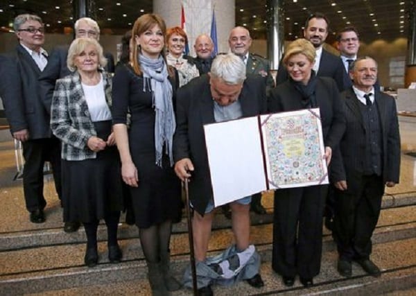 Croatie: Le pantalon d'un homme tombe en recevant un prix de la présidente (PHOTOS)