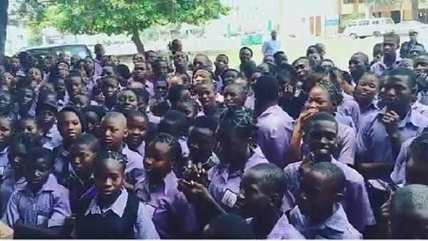 Ciara passe l'un des plus beaux jours de sa vie dans des écoles au Nigeria: PHOTOS