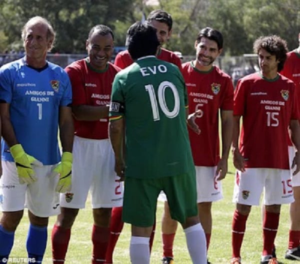 Le président de la FIFA joue un match avec le président bolivien et des légendes du football