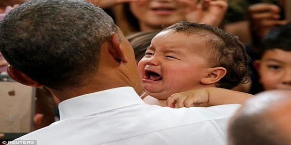 Le président Obama apaise un bébé en larmes au Japon: PHOTOS