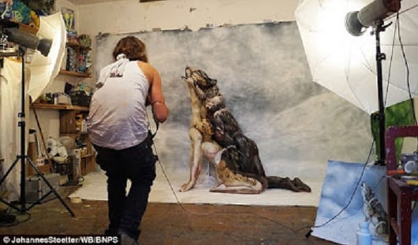 Un artiste peintre transforme trois femmes nues en un loup hurlant