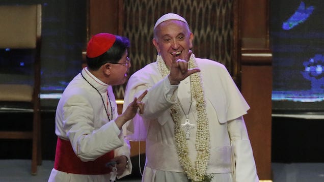 Le pape accusé d’être un illuminati  par ce symbole de la main!