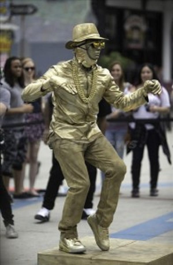 Usher se déguise et danse dans les rues de Californie: photos