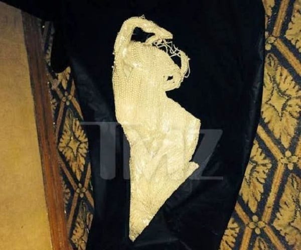 Lupita Nyong'o: sa robe volée retournée par le voleur et affirme qu'elle est fausse (photos)