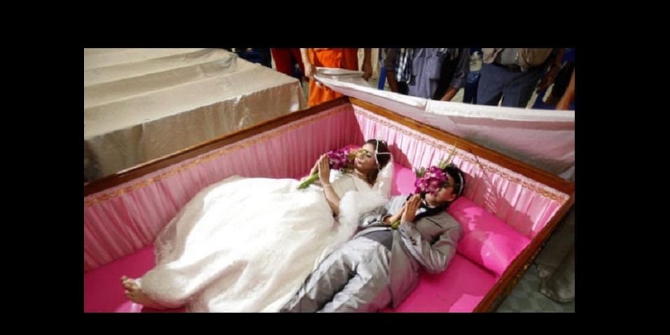 thaïlande des couples se marient dans un cercueil le jour de la st