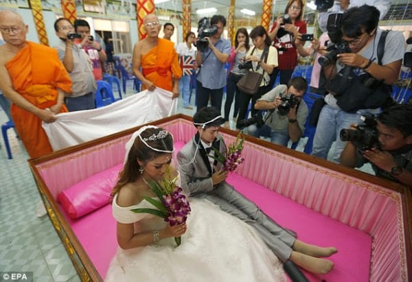 Thaïlande: des couples se marient dans un cercueil le jour de la st Valentin(photos)