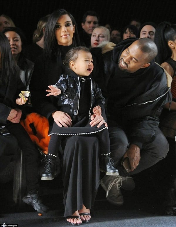 North West fou la honte à Kanye et Kim: photos