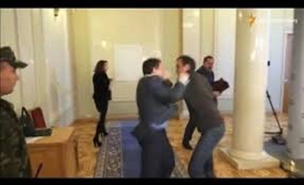 Deux députés ukrainiens se battent dans les couloirs du parlement - VIDÉO