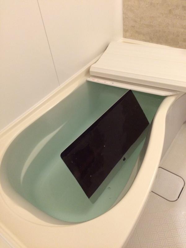 Vengeance: Une femme trahie jette les produits Apple de son petit ami dans une baignoire remplie d'eau(photo)