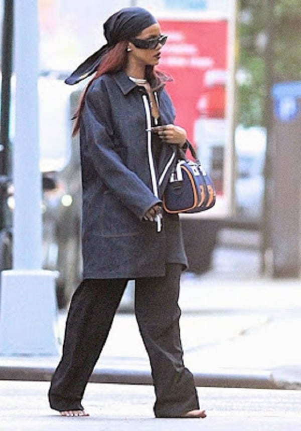 Rihanna marche nus pieds dans les rues de New York