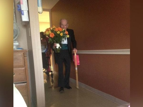 Pour leur 57e anniversaire de mariage, il surprend sa femme à l'hôpital