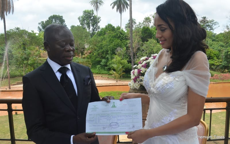 Le gouverneur nigérian (63ans) épouse ce top model d'origine cap verdienne de 30 ans
