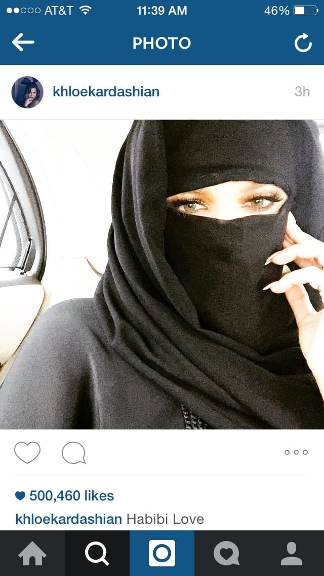 Khloe Kardashian porte un voile musulman et se fait "massacrer" par les internautes