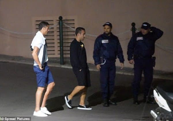 Cristiano Ronaldo prit entrain d'uriner dans les rues de Saint-Tropez: PHOTOS