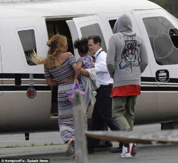 Jay Z et Beyoncé voyagent avec un sac rempli d'argent: photos