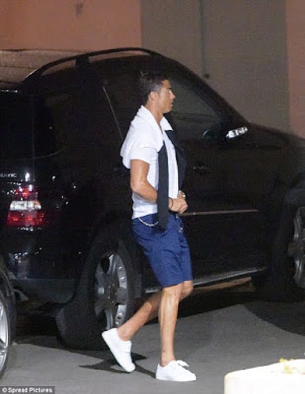 Cristiano Ronaldo prit entrain d'uriner dans les rues de Saint-Tropez: PHOTOS