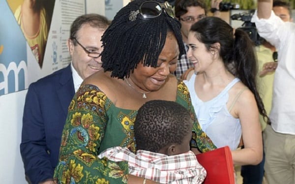 L'enfant ivoirien caché dans une valise retrouve sa mère: photos