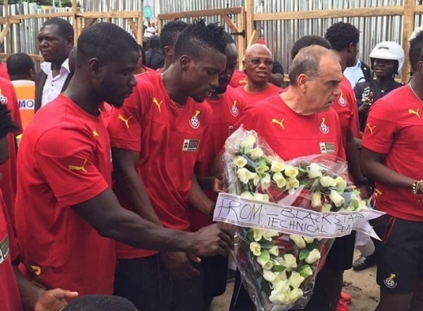 Ghana: Les Black Stars visitent le site d'incendie et fait don de 10.000 euros (PHOTOS)