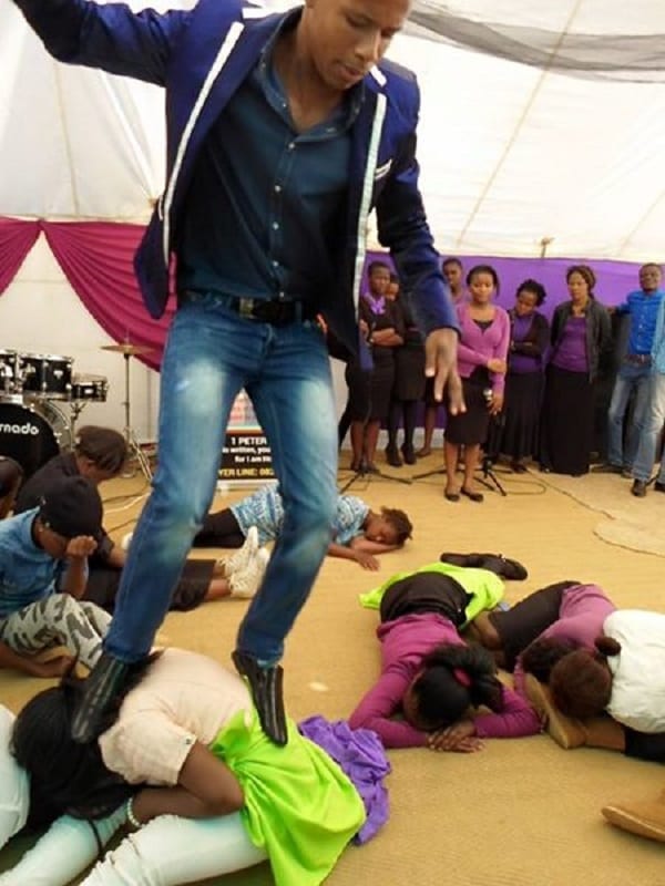 Ce pasteur Sud-Africain fait manger des serpents vivants et des pierres à ses fidèles: PHOTOS