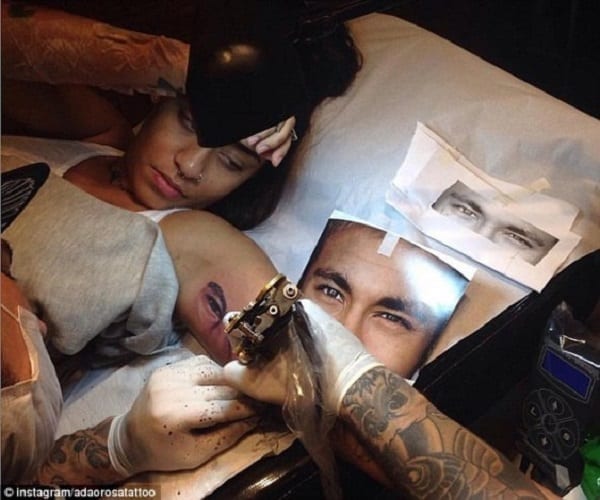 Neymar se tatoue le visage de sa sœur et elle les yeux de son frère sur son bras!