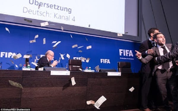 Le président de la FIFA Sepp Blatter humilié par une pluie de faux billets en dollars