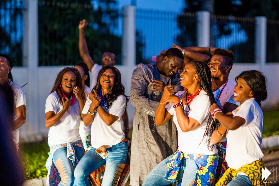 Akon : découvrez les 10 photos du tournage de son nouveau clip contre Ebola