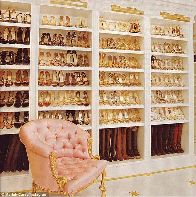 Mariah Carey étale son massif placard de chaussures dorées: photo