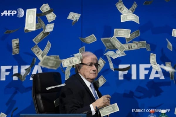 Le président de la FIFA Sepp Blatter humilié par une pluie de faux billets en dollars