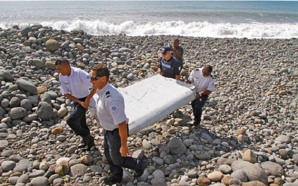 Le débris de l'avion malaisien disparu retrouvé: PHOTOS
