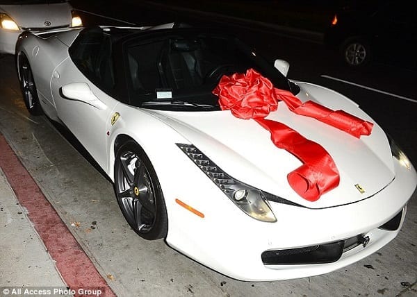 Kylie Jenner: Tyga lui offre une Ferrari d'une valeur de 300.OOO euros pour ses 18 ans: PHOTOS