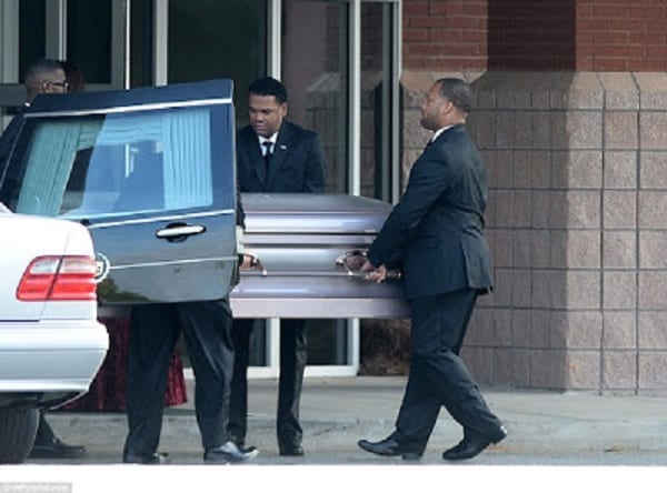 Whitney Houston: Sa fille Bobbi Kristina inhumée...Une bagarre éclate à ses funerailles (photo)