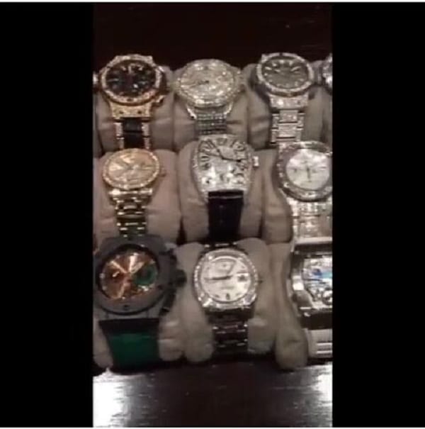 Floyd Mayweather expose sa collection coûteuse de montres et des bilets de banque: Photos