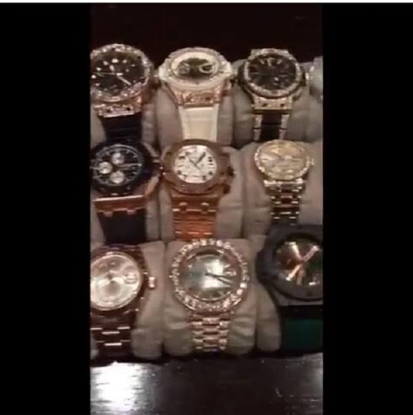 Floyd Mayweather expose sa collection coûteuse de montres et des bilets de banque: Photos