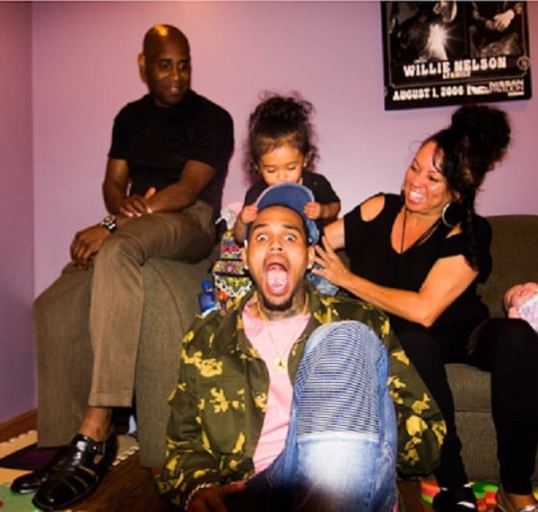 Chris Brown: Il poste des photos de lui en compagnie de ses parents et de sa fille