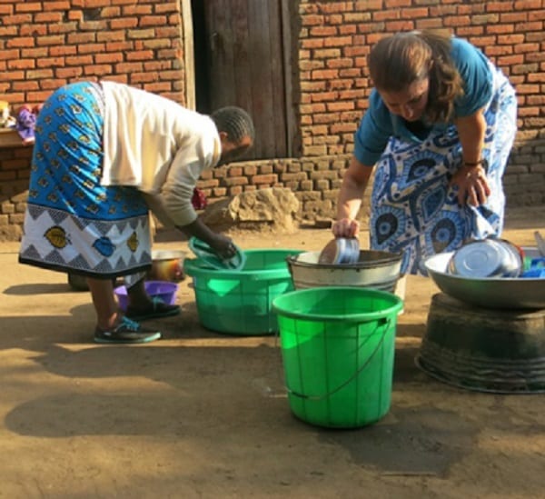 Bill Gates: Son épouse transporte de l'eau sur sa tête et fait la vaisselle en Malawi (photos)