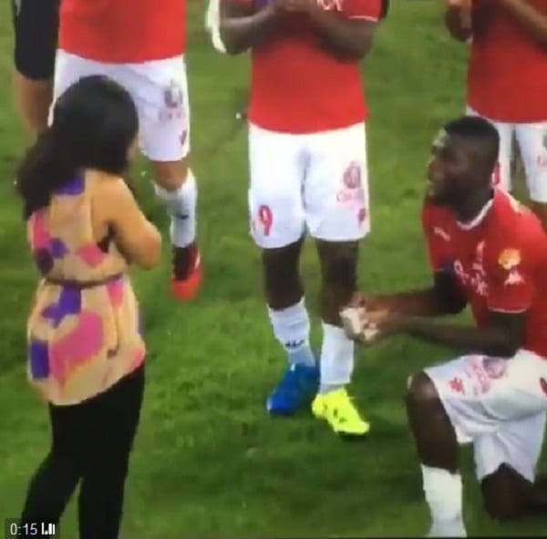 Un footballeur nigerian demande sa copine en mariage sur le terrain: PHOTOS