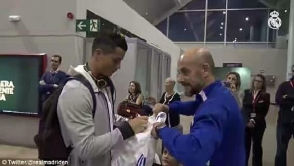 Cristiano Ronaldo: Il donne à un jeune fan handicapé quelque chose pour être heureux (PHOTOS)