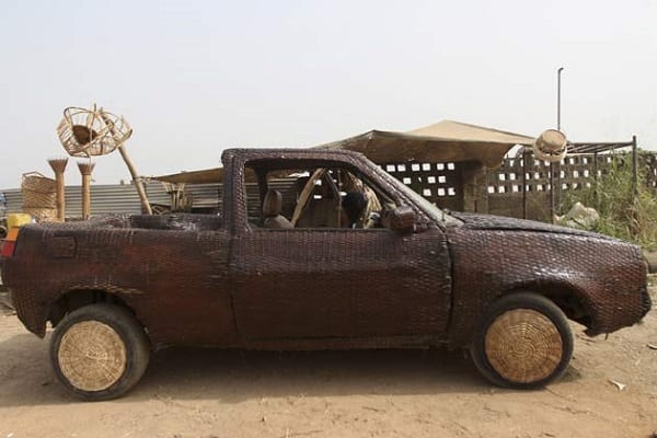 Découvrez la première voiture en raphia du monde, tissée à la main par un nigérian: PHOTOS