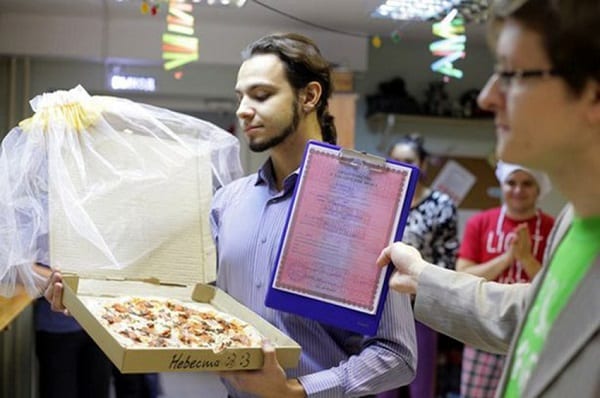 Russie: Cet homme épouse une pizza après des années de célibat: PHOTOS