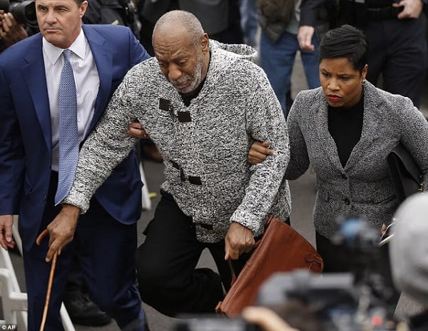 Bill Cosby inculpé pour agression s3xuelle, libéré sous caution: PHOTOS